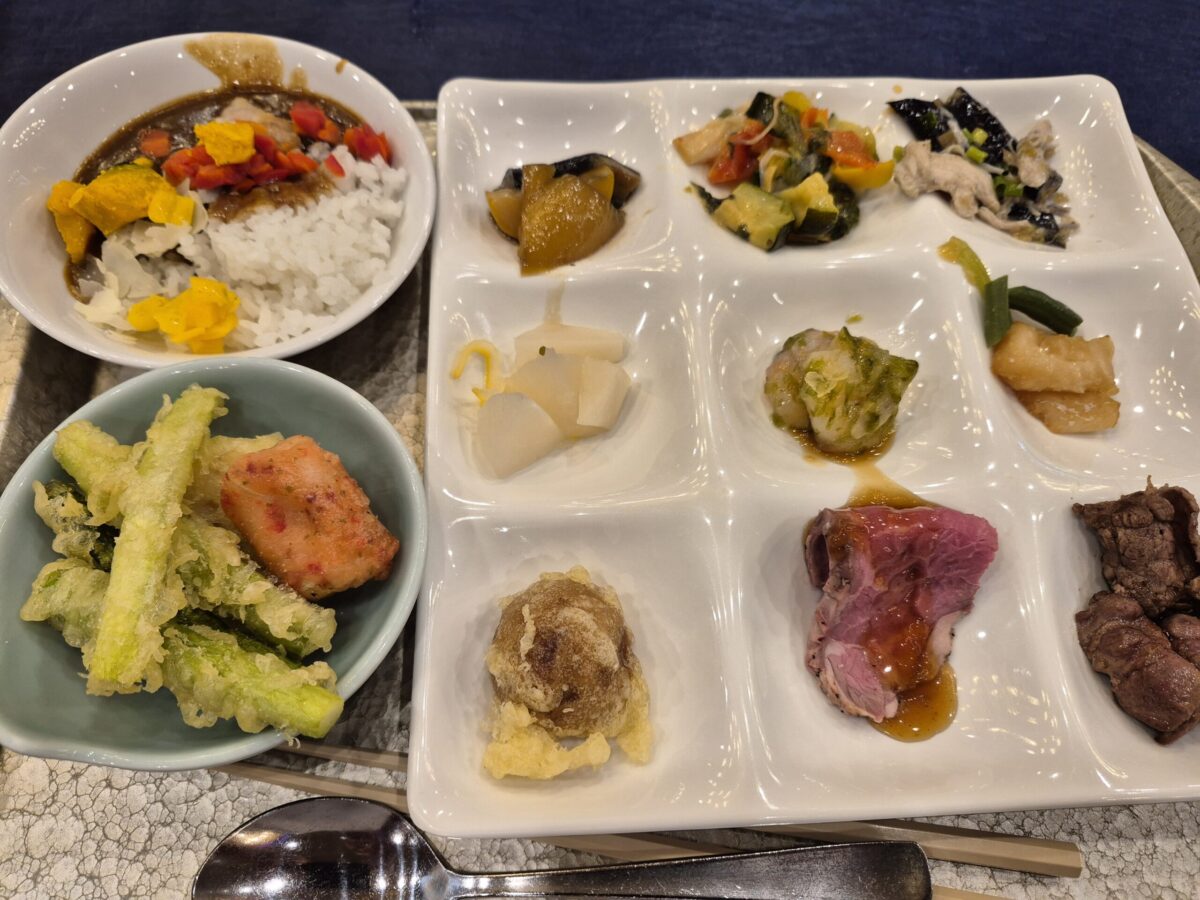 地元の食材や郷土料理が並ぶバイキングカウンター