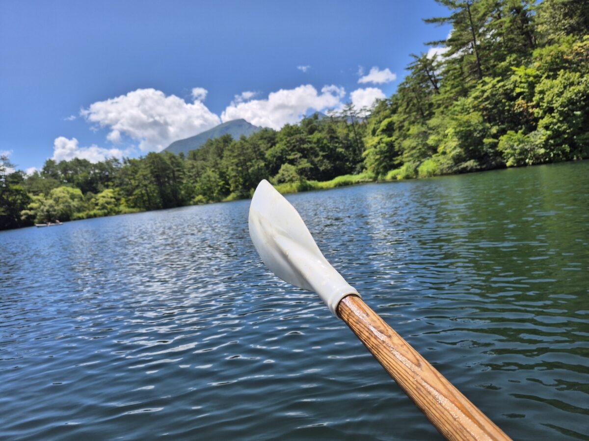 毘沙門沼の静かな水面と裏磐梯の景色