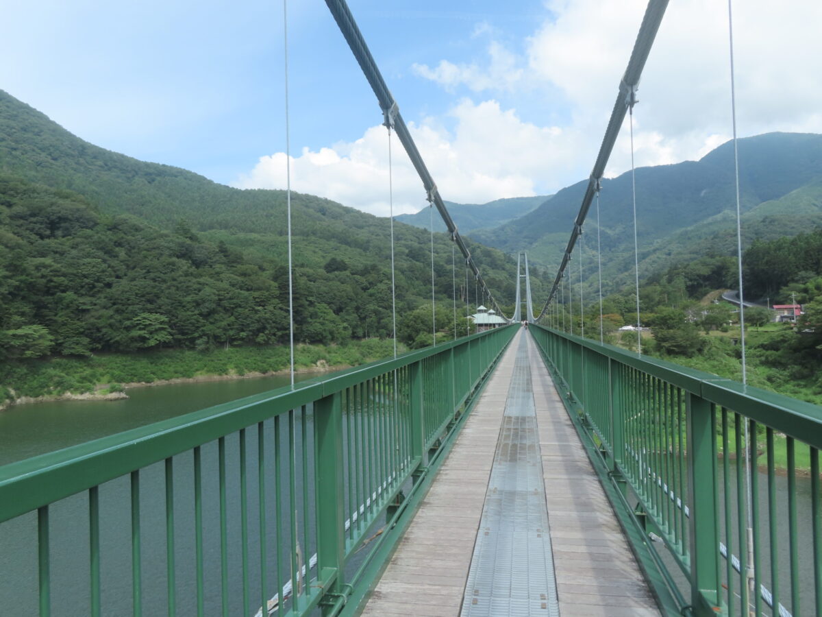 もみじ谷大吊橋は近くで人が歩くと揺れるよ