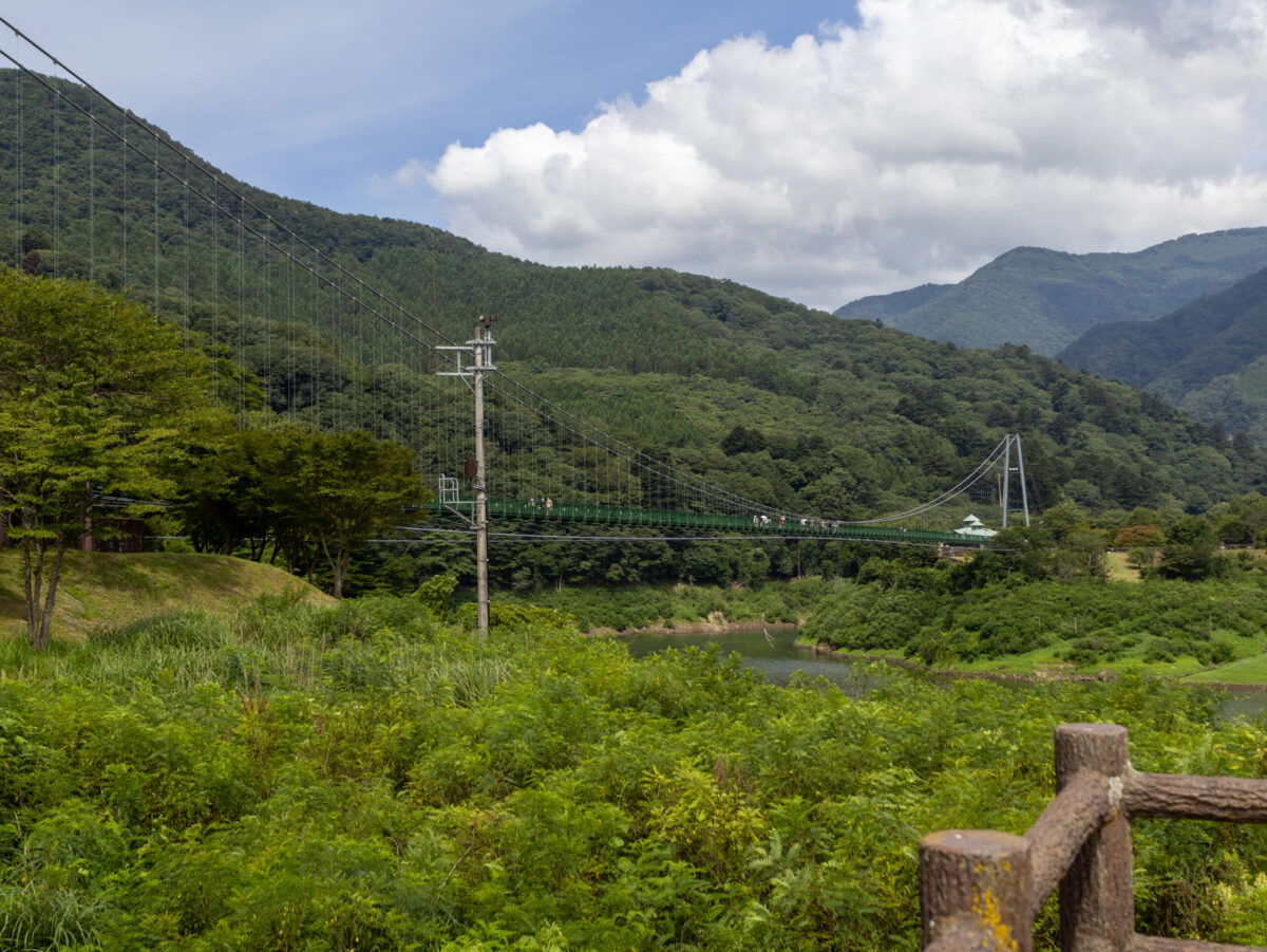 ワイヤーで吊られた全長320mのある「もみじ谷大吊橋」