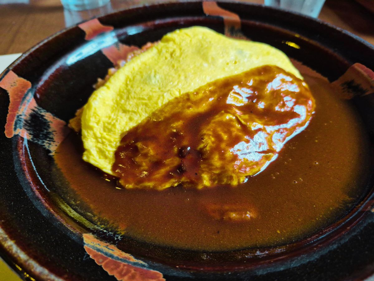 エビが乗ったふんわりとしたオムレツライスの盛り付け