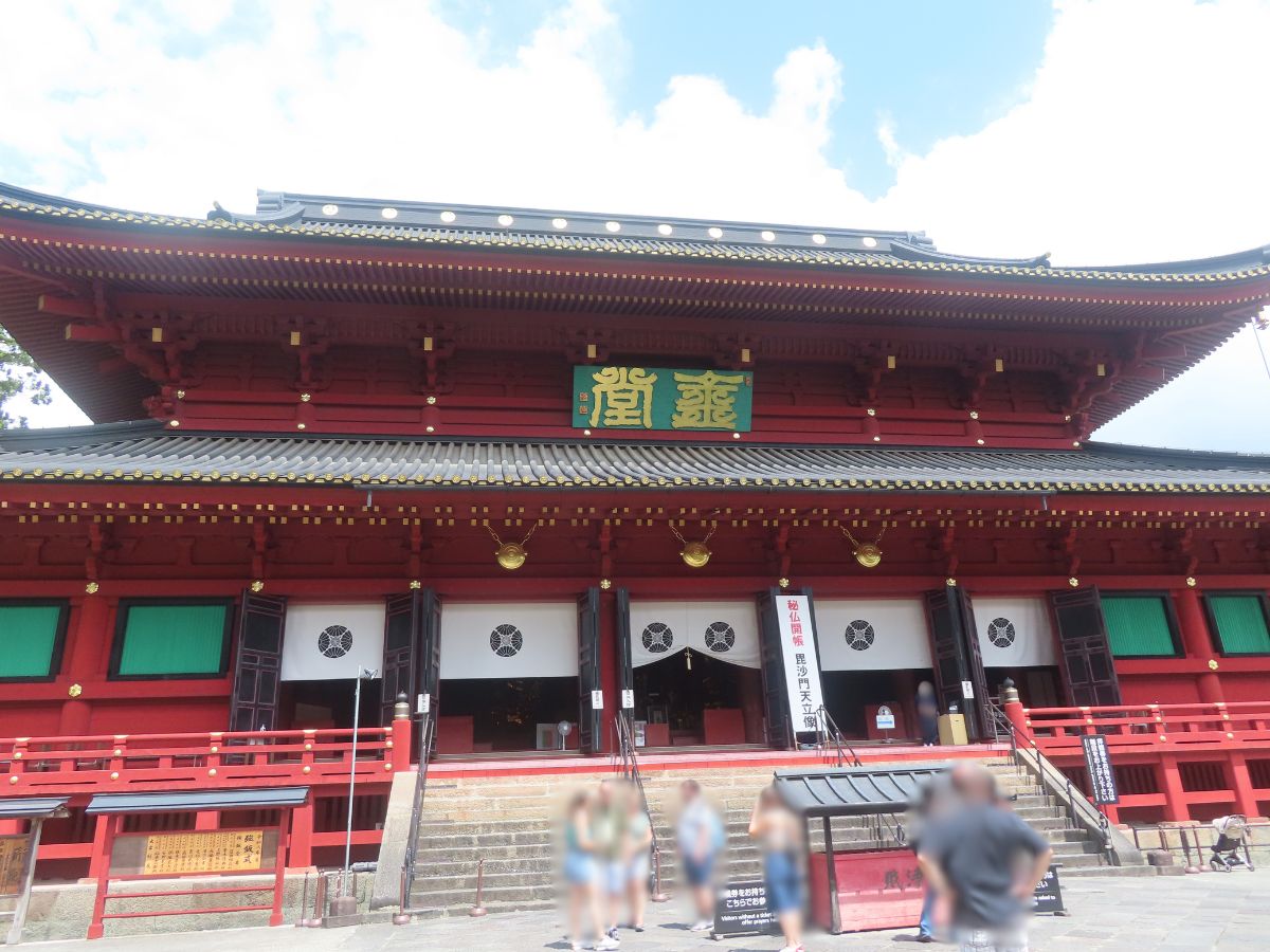 大規模な木造建築である輪王寺三仏堂の外景