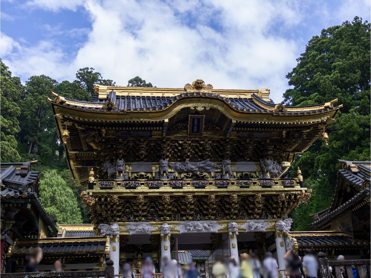 細かな装飾が施された陽明門の全景